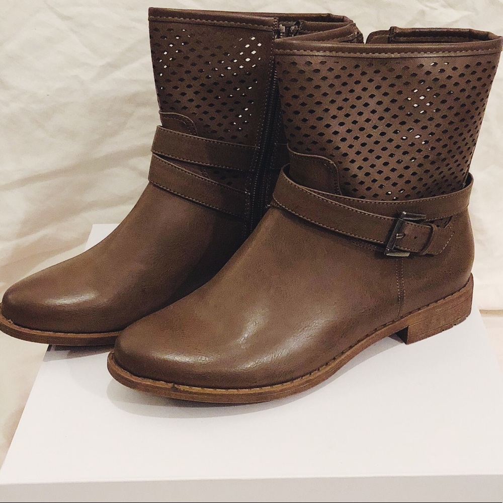 perforated taupe spring ankle boot | flat | sz 8.5